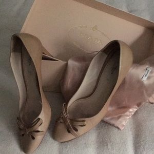 Beige leather bow design high heel